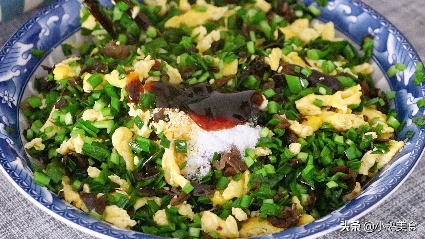 4个鸡蛋1把韭菜，教你早餐新吃法，简单快速营养，比韭菜盒子还香