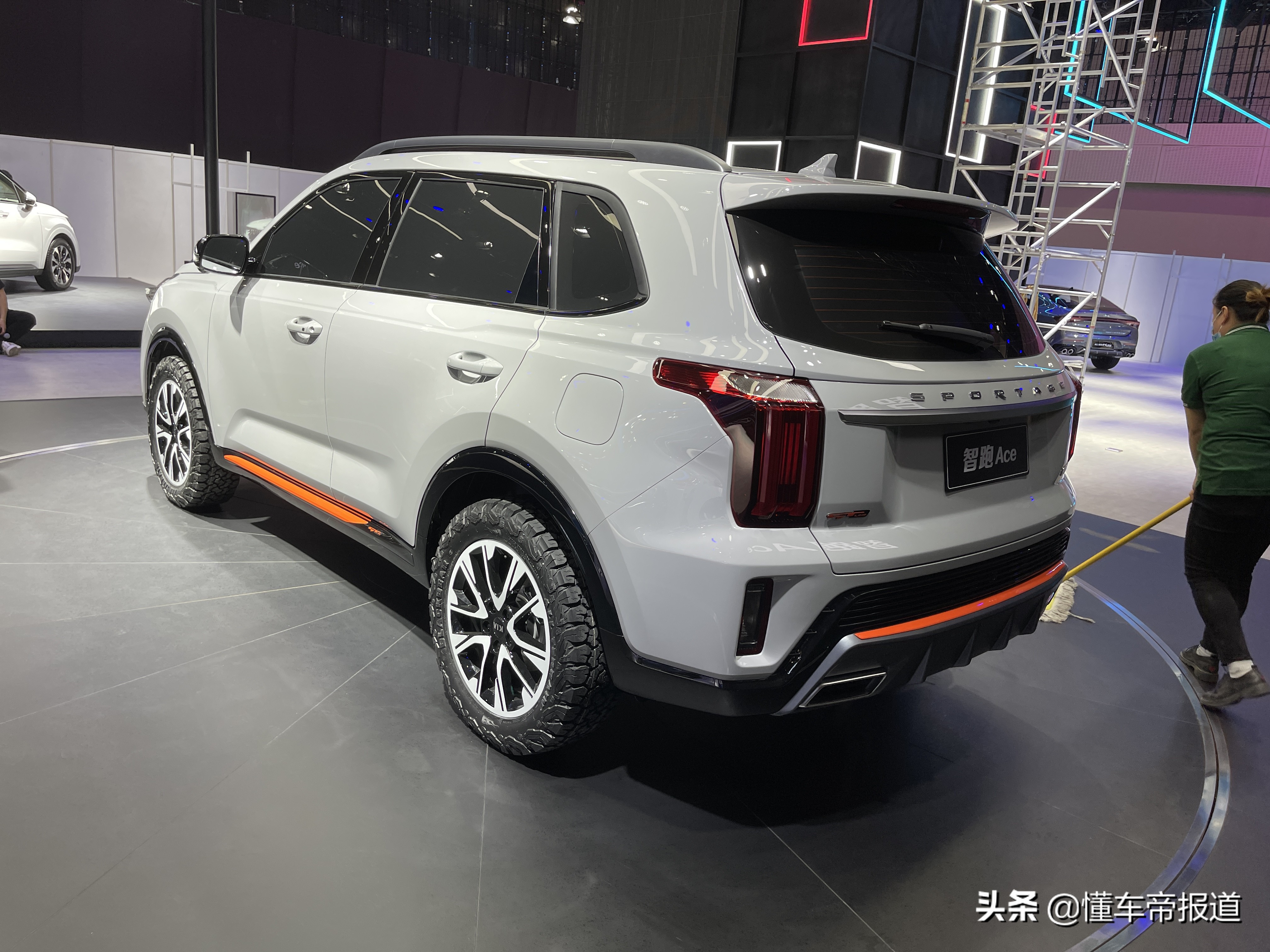 新车 </p><p>　　 东风悦达起亚智跑Ace首秀，造型硬朗，前脸霸气