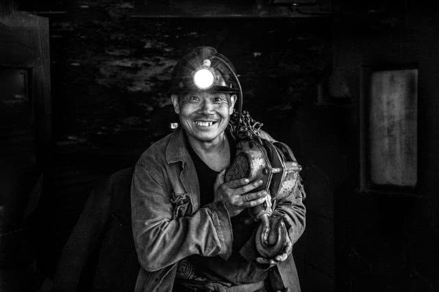 矿山图片(他两年跟拍山东煤矿场工人，没患上“矽肺”就算得上是幸运)