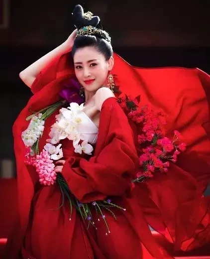 张天爱穿吊带大秀好身材，妆发遭吐槽太雷人，网友评价全靠颜值撑