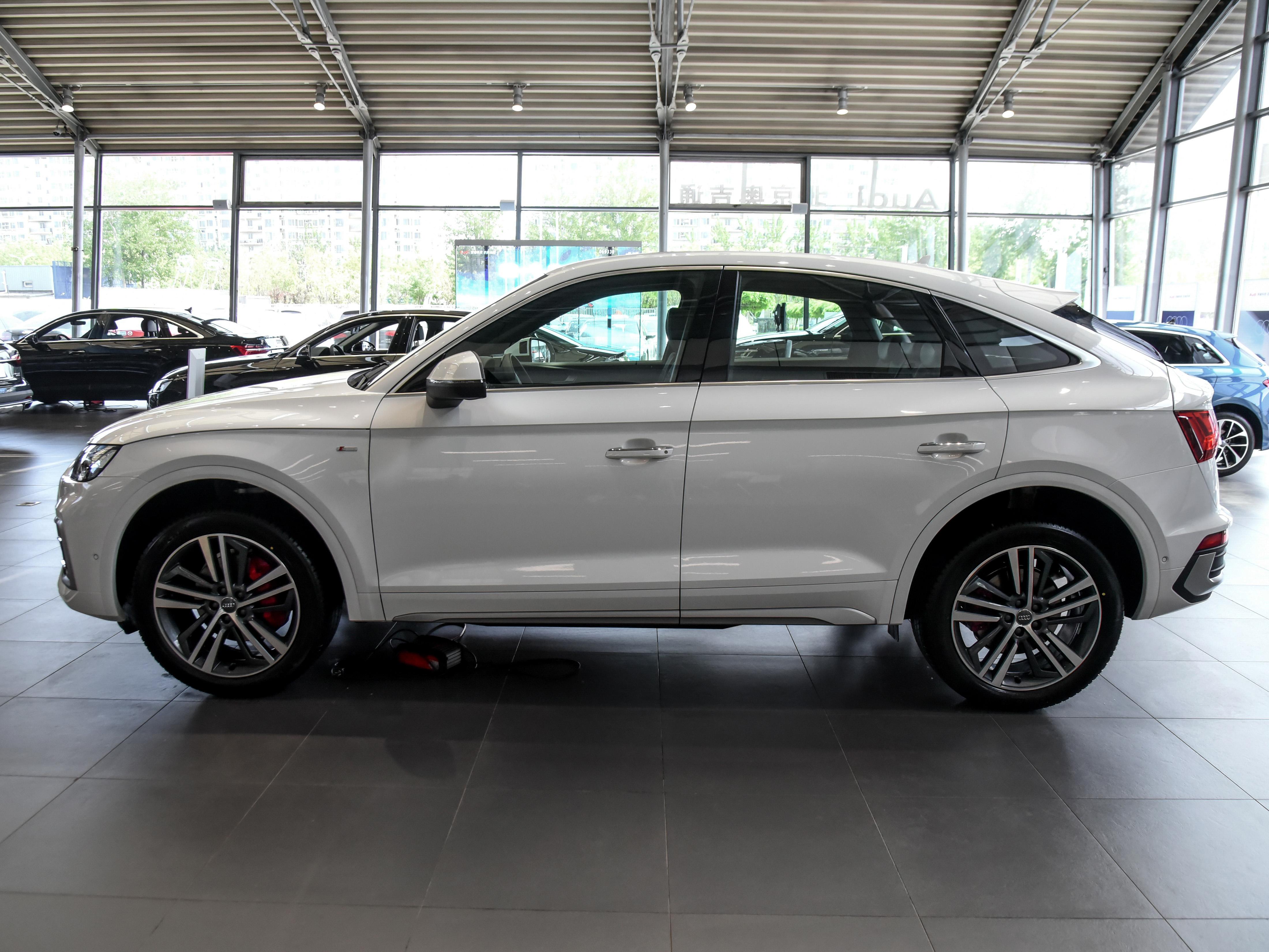 超大中网,性感溜背,造型十分年轻,带你看奥迪q5l sportback