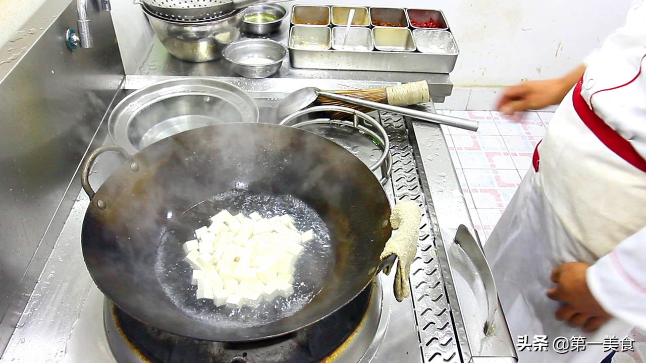 香椿怎么吃（香椿的正确食用方法，焯不焯水看你怎么选，和豆腐伴着吃，真香）
