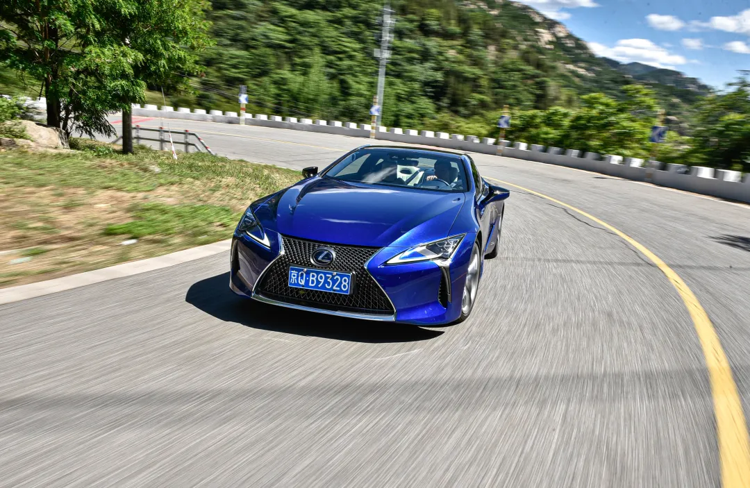 V6、359马力、21英寸轮圈、前置后驱，雷克萨斯LC 500h让人心动