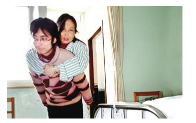 2005年，少年背母上学感动中国后，变性成女人，如今美到认不出