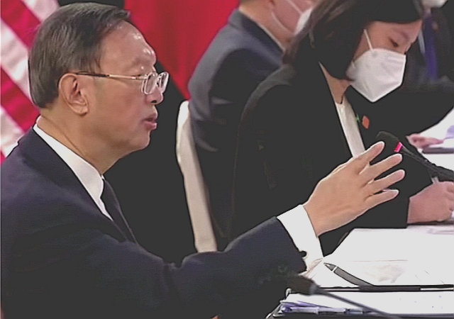 中国女翻译官燃爆了！中美交锋20分钟临场脱稿交传，太帅太牛