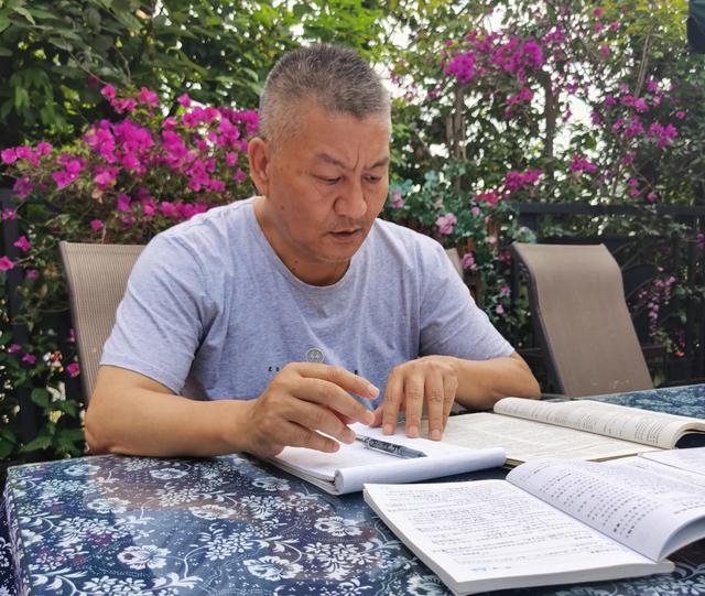 先后参加25次高考，梁实凭什么这么“牛”，另一身份揭晓