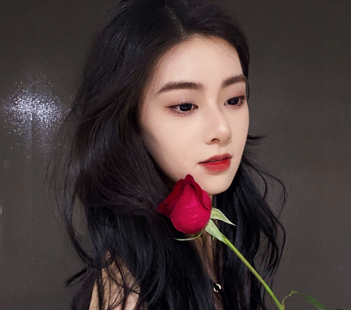 “中传”又一位校花走红，颜值不输冯琳，还摘得环球小姐中国冠军