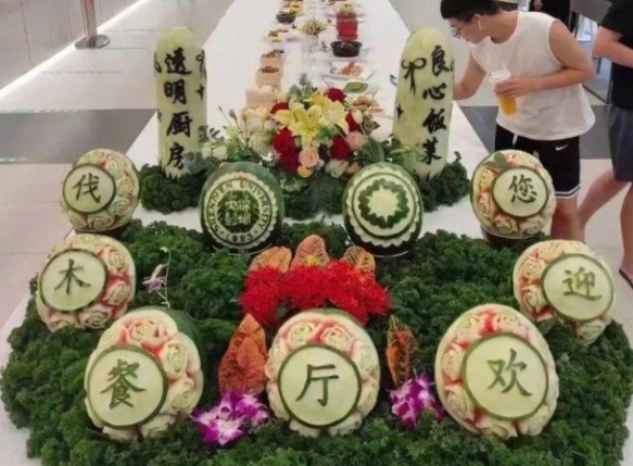 大学“阴间食堂”火了，吃饭环境像殡仪馆，学生表示有点恐怖