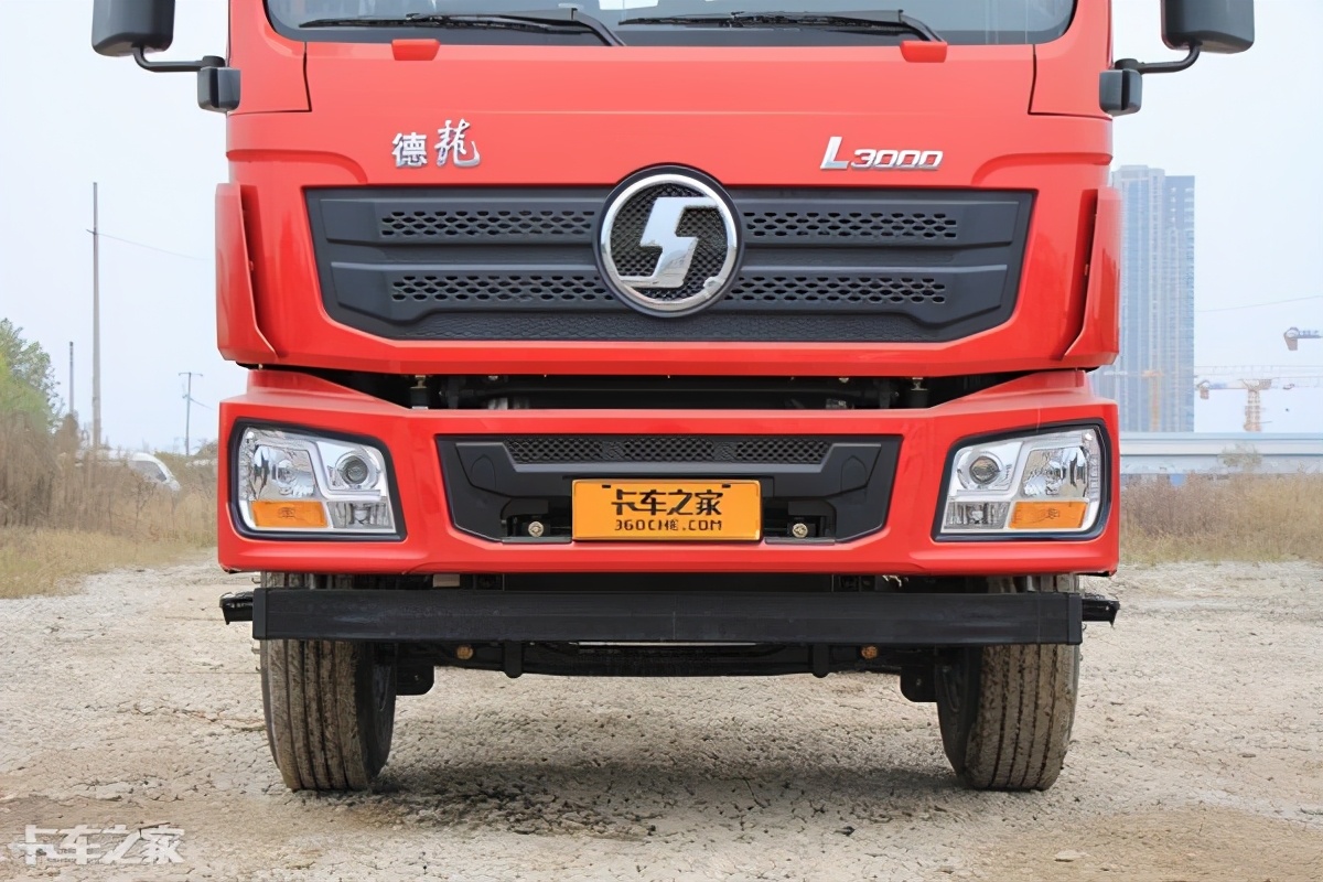 陕汽l3000基本延续了德龙系列重卡的经典外观设计,依然是非常熟悉的