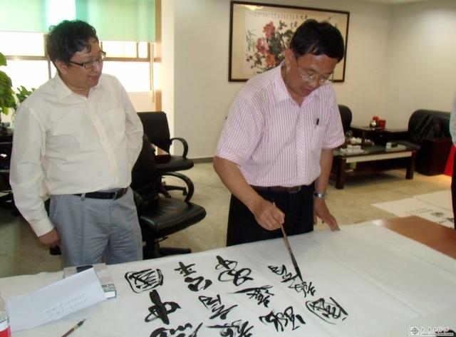 【民教人物】“我与祖国共成长”凤凰卫视全球华人教育家大会“共和国七十周年教育荣耀人物”陈二泉先生