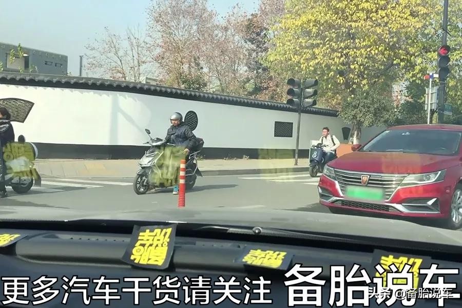 这才是正确红绿灯路口掉头，很多人不注意扣分又罚款，你做对了吗