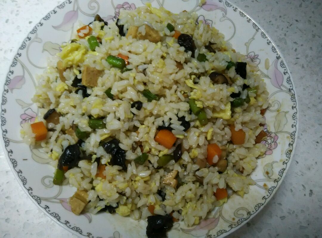 图片[1]-【豆干蛋炒饭】做法步骤图 简单易做又解馋 挑食的孩子也吃撑-起舞食谱网