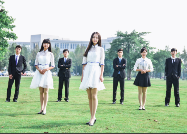 北大校花“毕业照”火了，才华与颜值并存，为何评论却大相径庭