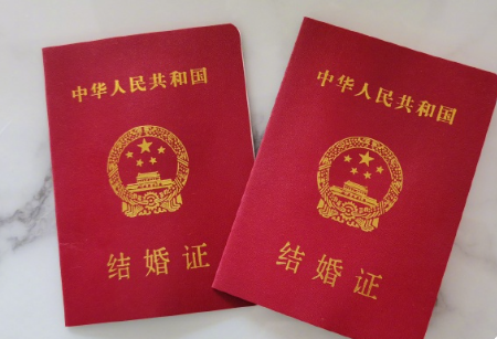 快男季军魏晨与女友领证结婚！两人相恋多年，女方长相甜美颜值高