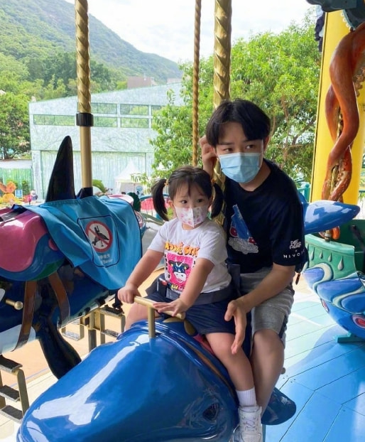 王祖蓝夫妇陪娃过万圣节，2岁天韵长势喜人，长相随爸身高随妈