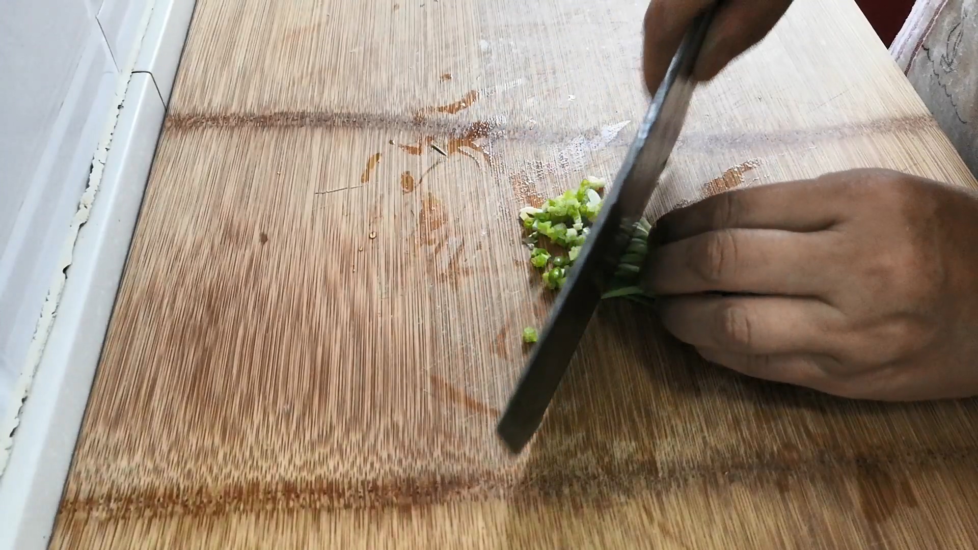 肉饼蒸蛋怎么做（咸香鲜美的肉饼子蒸蛋做法）