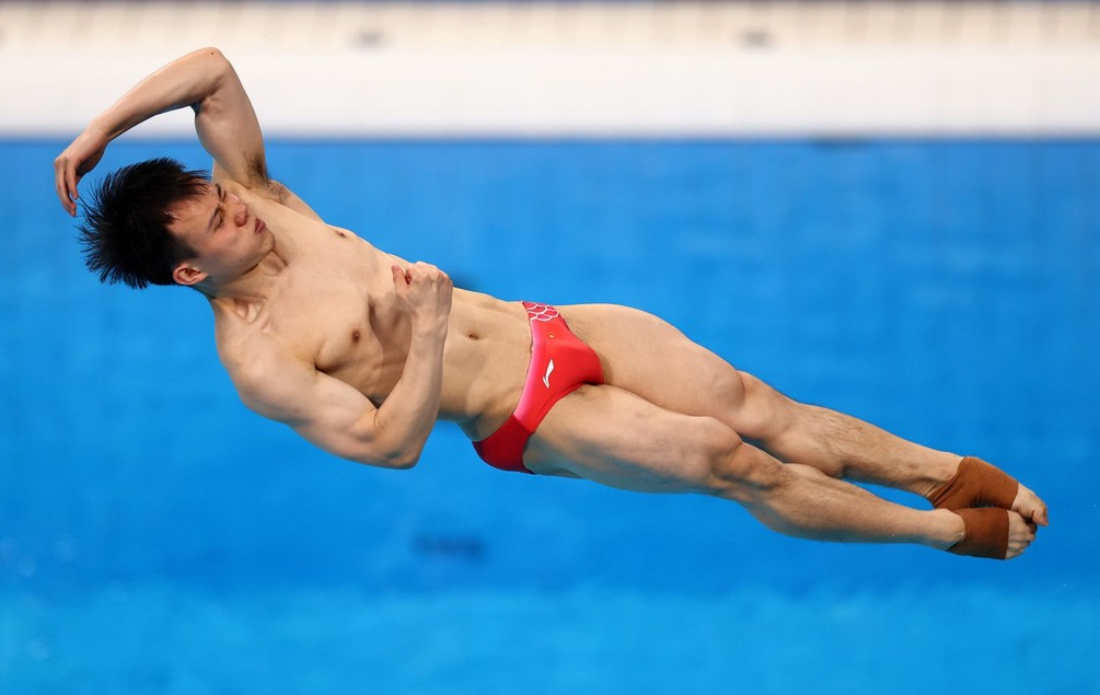 跳水男子双人3米跳板决赛回放(双龙夺牌！东京奥运游泳馆内上演两条黄龙天翔的神迹)