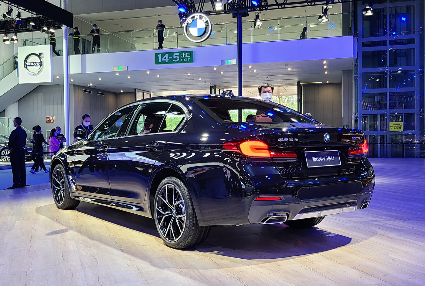 价格上涨2千，标配远程启动，新款宝马5系实车正式亮相成都车展