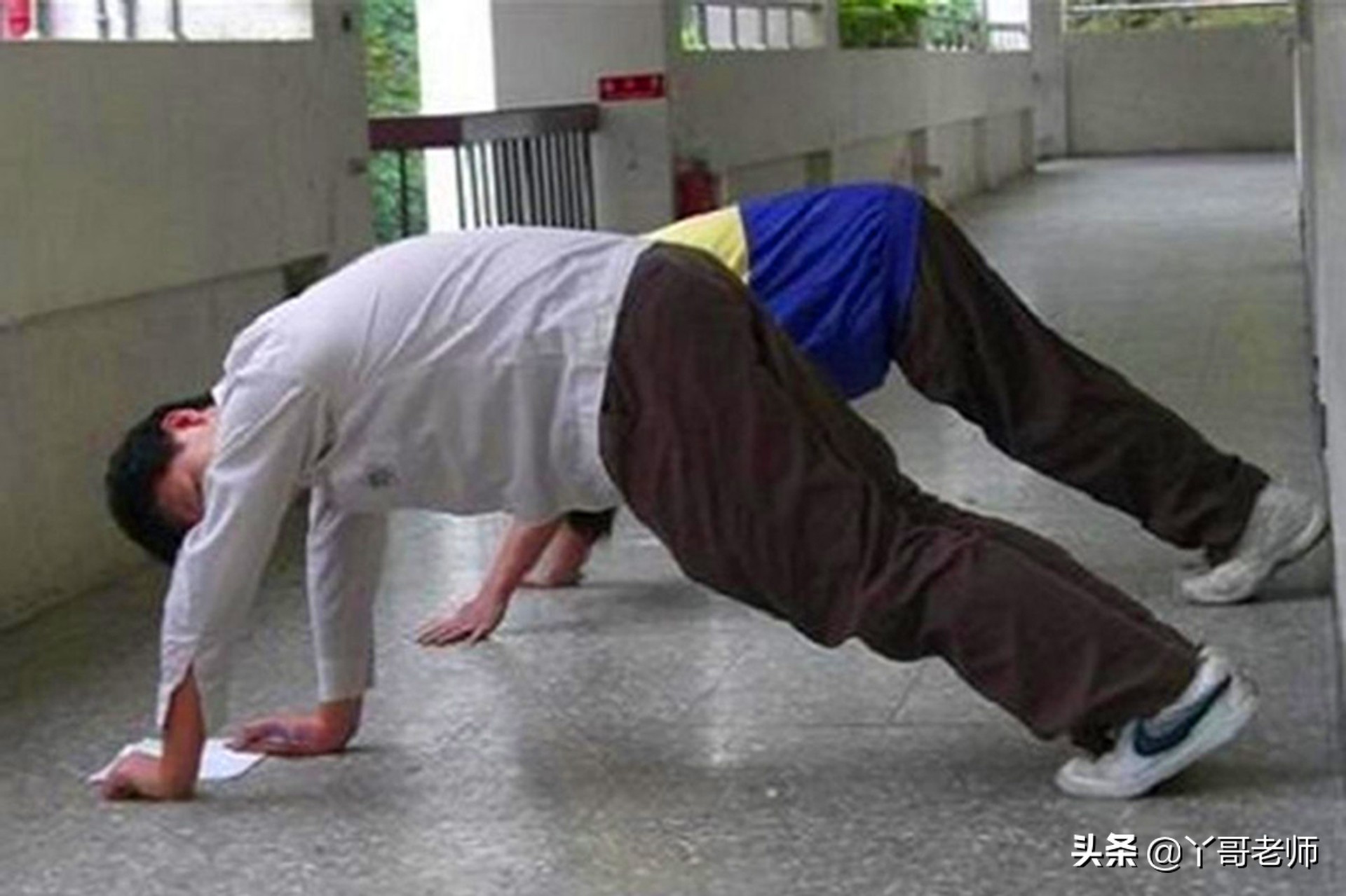 女学生迟到了，教师处理的方式对吗？看老教师怎么说