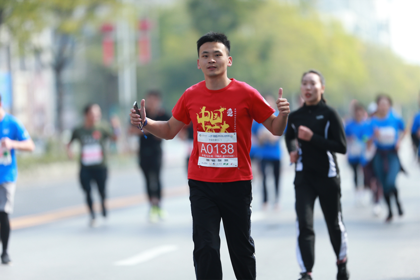 截肢男孩高考684分刷屏，感动的一幕发生了：人生苦难，皆有偿还