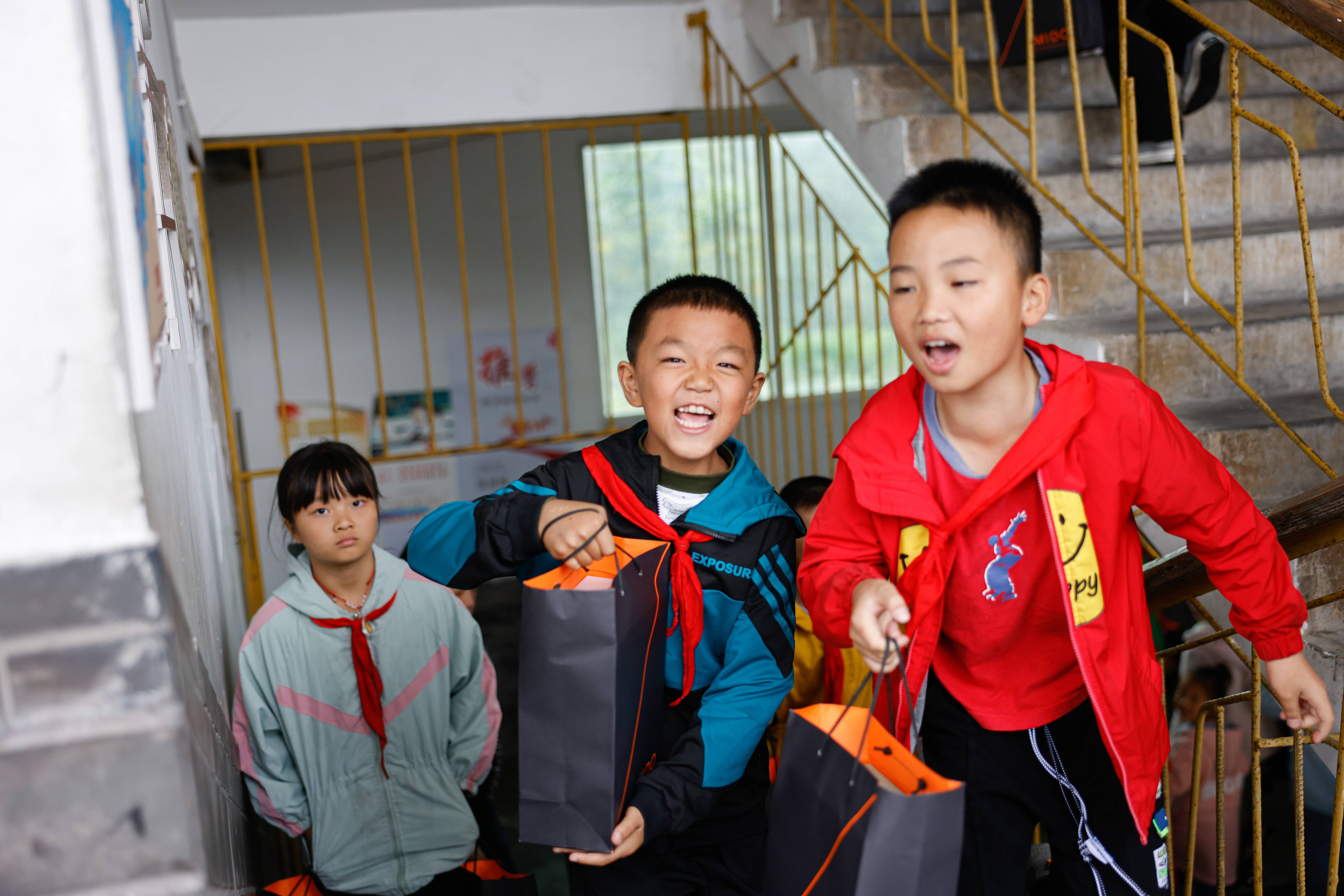 为梦想助力！瑞士美度表慈善公益行走进重庆武隆