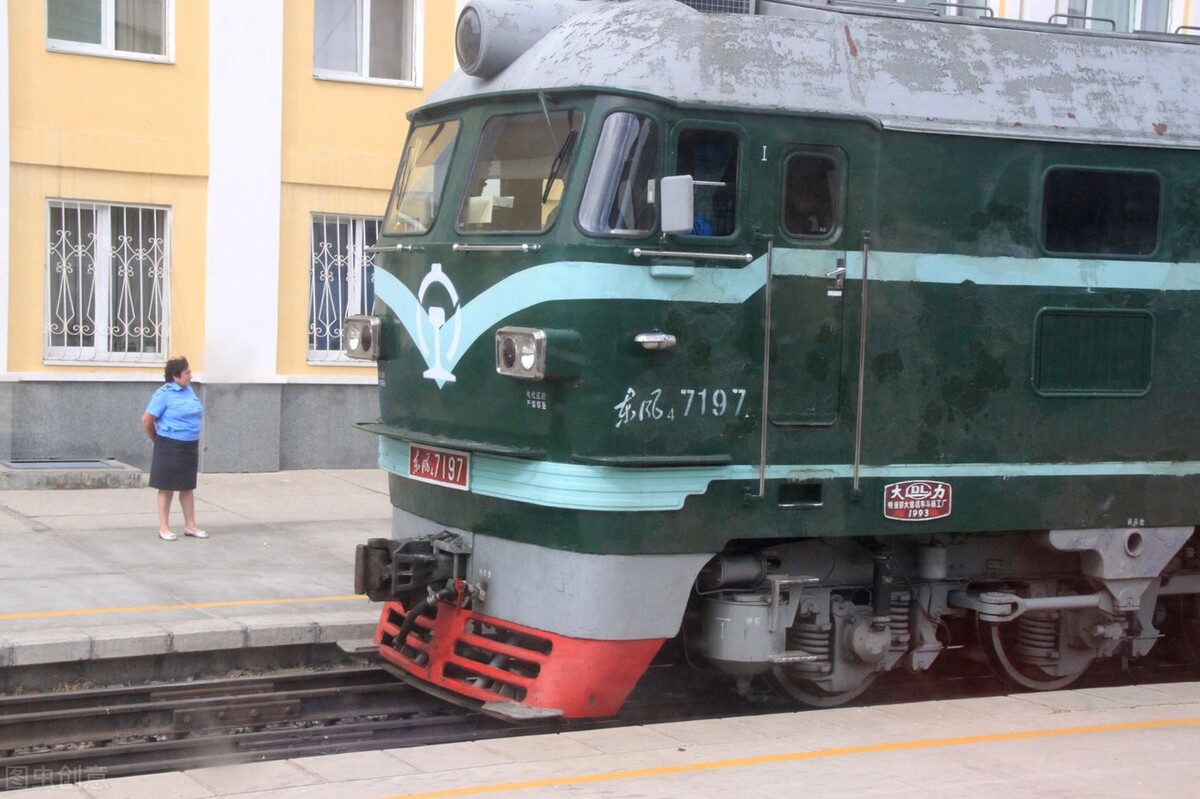 到莫斯科的火车(开往莫斯科的K3列车：绿皮车、票价高、烧煤的德国车)