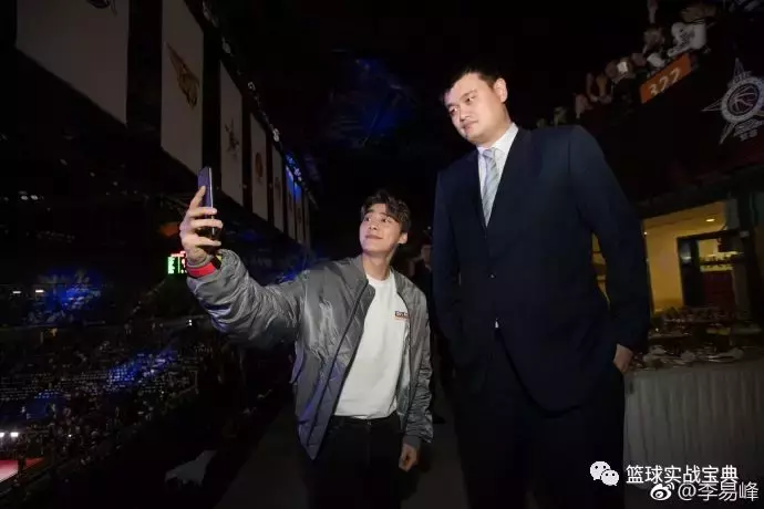 李易峰蓝球世界杯抽签仪式(跟姚明科比抽签的竟然不是蔡徐坤而是他，凭什么？)