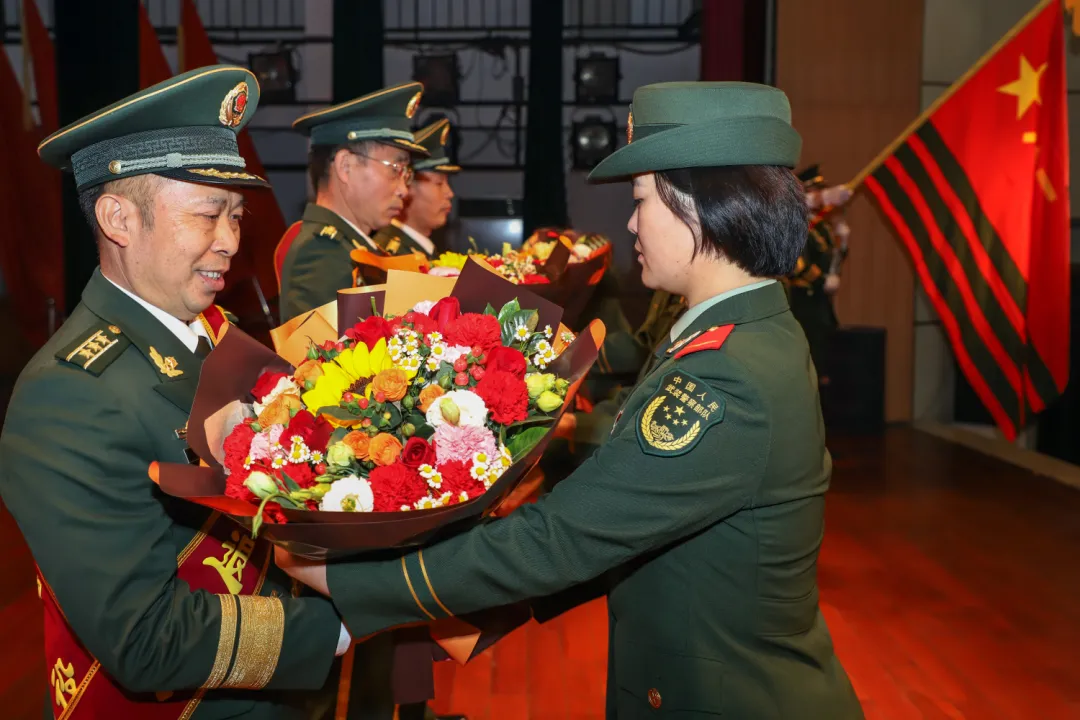 军官退役仪式，开始了