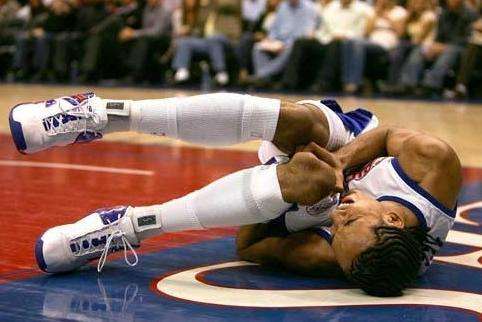 哪些nba球员是膝盖髌骨脱位(NBA5大最严重受伤：乔治90度弯曲骨折，有人被打出脑浆差点丧命)