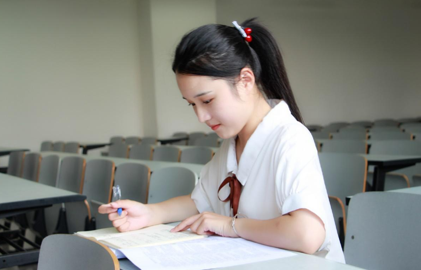 当代女大学生发型鉴赏，自以为引领潮流趋势，实则更像70后大姨