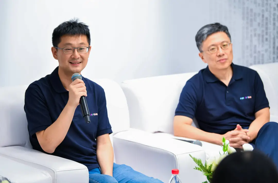 全球首个真假人共存的 App，想要干掉社交恐惧症｜专访小冰 CEO 李笛