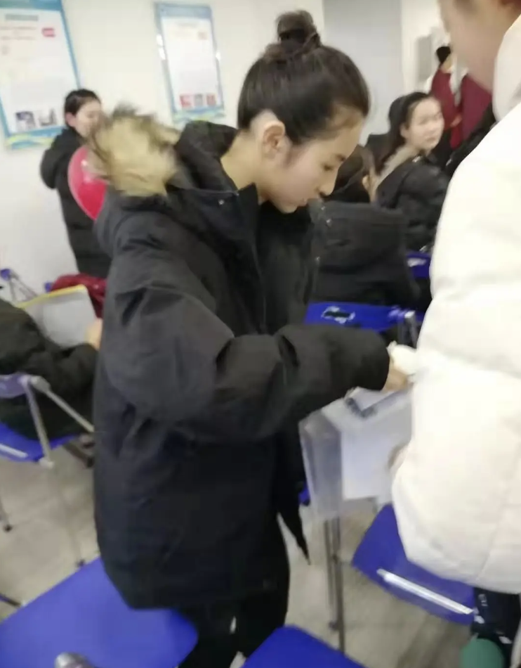 童星张子枫艺考现场照曝光！在老家河南考试，网友：看来是个学霸