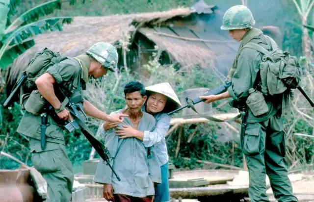 越战美军滥杀平民泄愤，看完结局舒服了，却也久久不能平复
