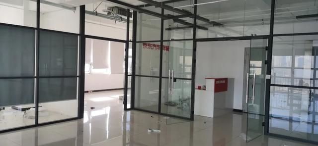 万亿汽车市场，蔚小理向左，京东向右