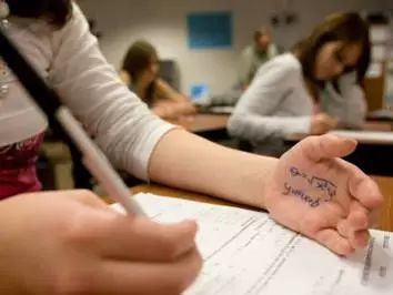 陕西：11名学生因考试作弊被劝退，家长做法很偏激，学校无奈妥协