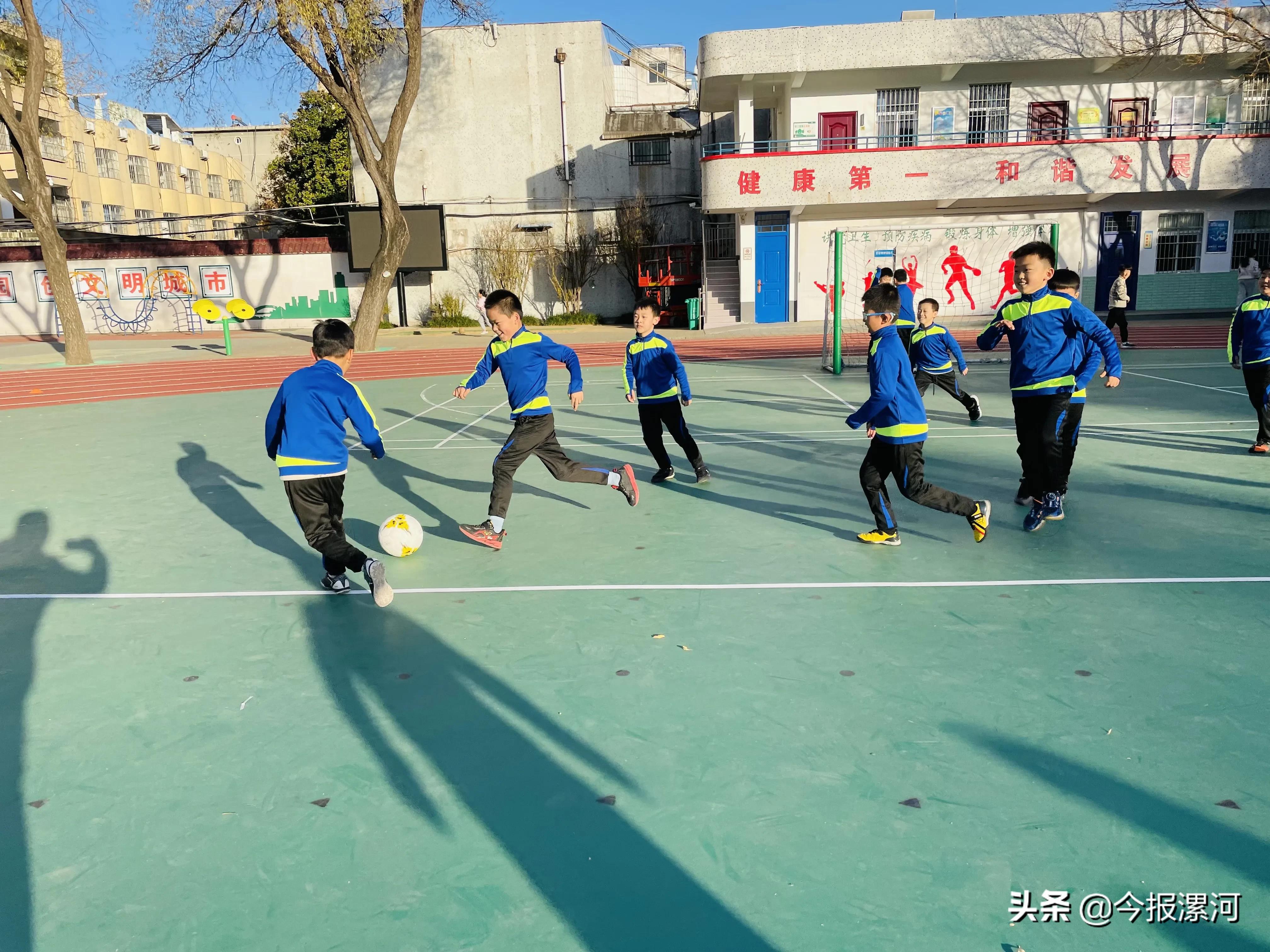 小学生踢球比赛(足球文化节来了！漯河实验小学孩子们绿茵场上展风采)