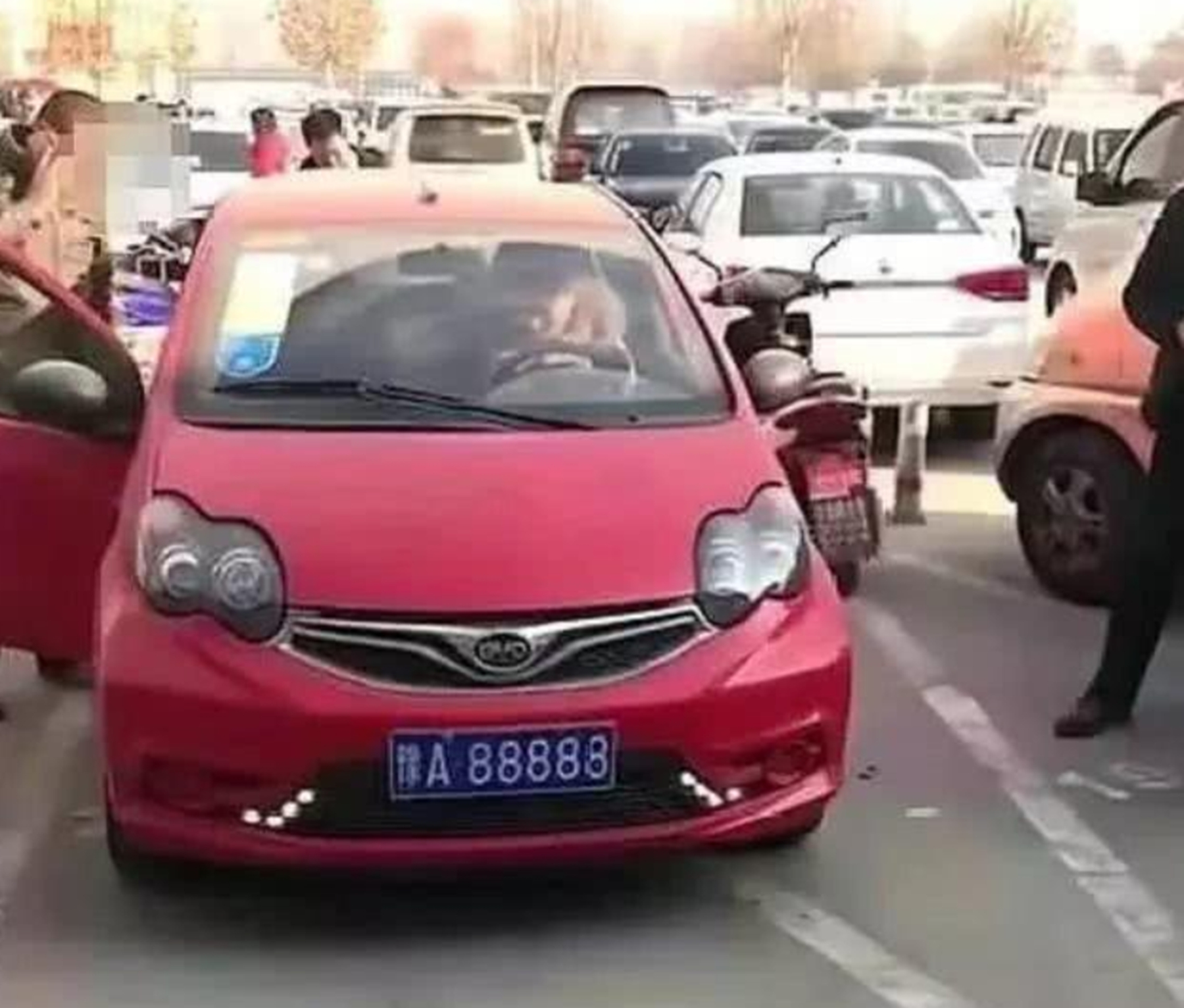 河南一辆比亚迪走红，8千的车挂800万的车牌，回头率100%