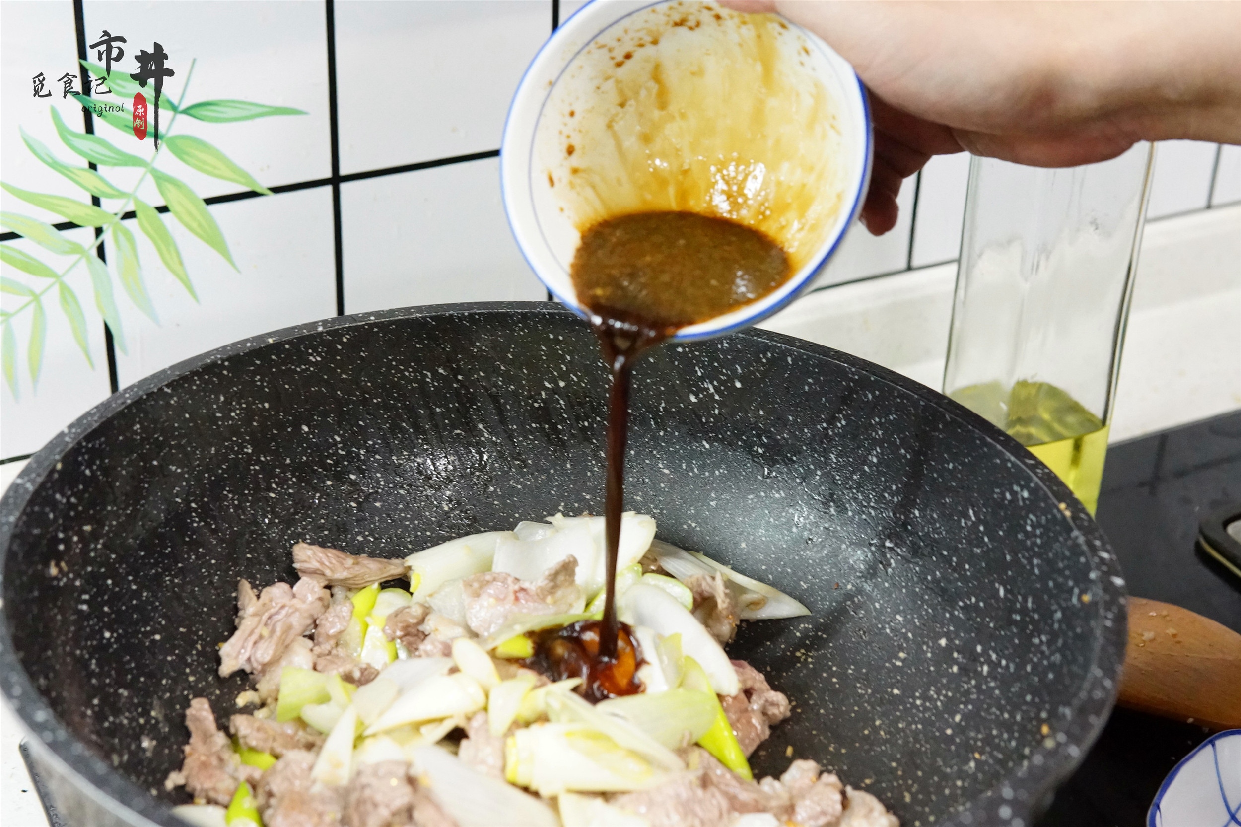 年夜饭加盘好菜，大厨教你葱爆羊肉的经典做法，羊肉鲜嫩，膻味小