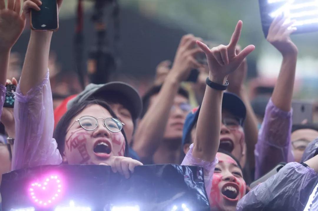 音乐节跳水是什么意思(怂在音乐节后排，你永远都不知道挤到前排有多爽)