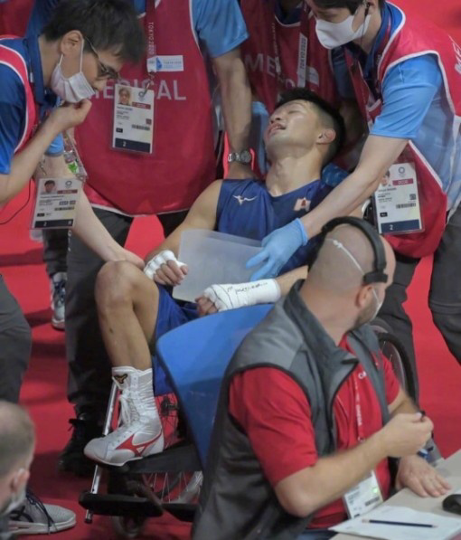 日本对哥伦比亚拳击(有黑幕？日本拳击手被打到躺轮椅吸氧仍夺冠，哥伦比亚网友发怒了)