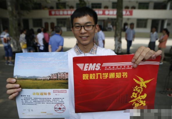 儿子高考430分，家长摆30桌升学宴庆祝，亲戚三本大学有啥好显摆