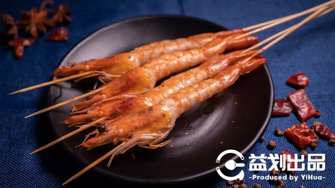 每日新进的大虾在煮熟后被仔细去壳经过大火烘烤仍饱满多汁红彤彤的虾