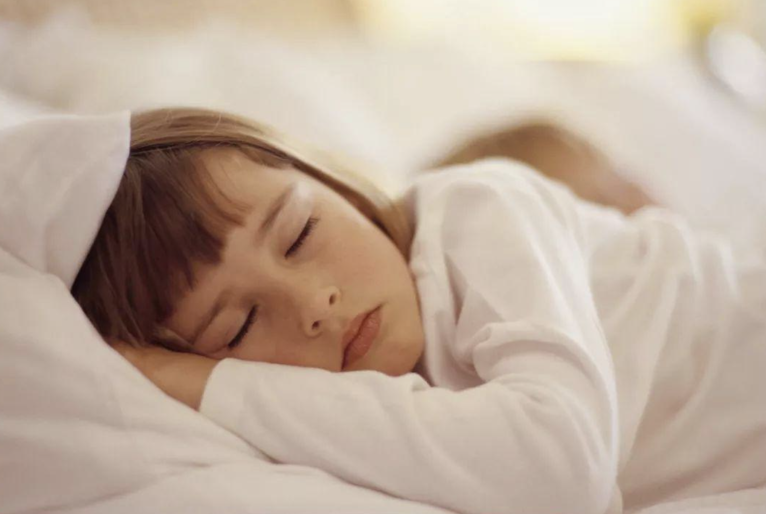 孩子为啥总是喜欢趴着睡觉？育儿专家：可能是因为这3点！ - 育儿综合 - 蓝灵育儿网