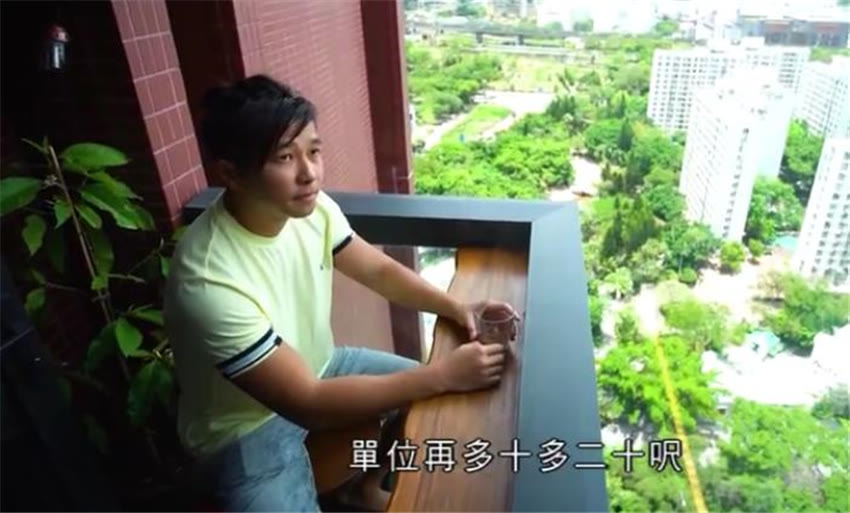 香港年轻人太拼了！蜗居10㎡房，开门上床厕所洗碗，阳台1㎡