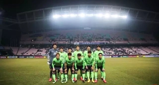 客队2-0取胜(全北现代1-2！崔康熙和金信煜前东家拿2张红牌，主场观众不足5千)