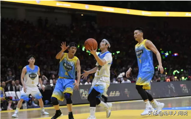 中国篮球巨人受伤(让人心疼！萧敬腾“慈善篮球赛”拿下46分，却重重摔在地上受伤)