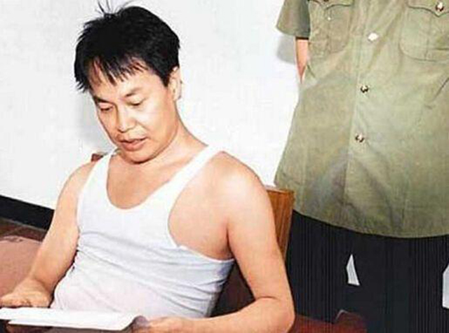 张子强接过8位富豪绑架名单，果断划掉霍英东，直言：此人勿动