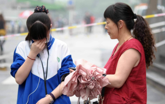 中、高考当天，家长有必要全天陪考吗？机智的家长选择这样做