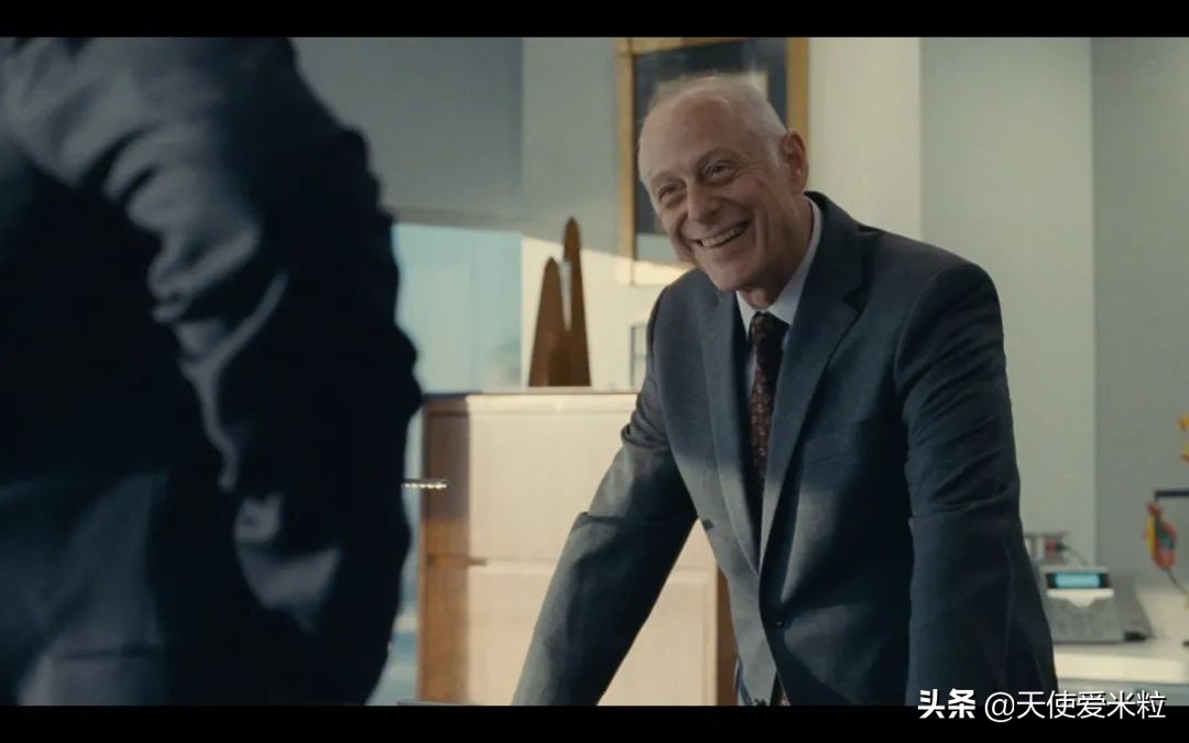 《继承之战》第三季终于来了！长女在戏外悄悄结婚，装饰了《Vogue》的封面。