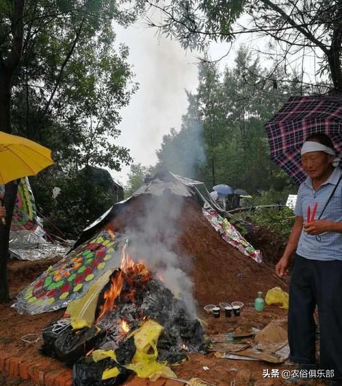 农村的丧葬习俗：下葬后要做七，一百天要叫饭，有钱人还要做道场